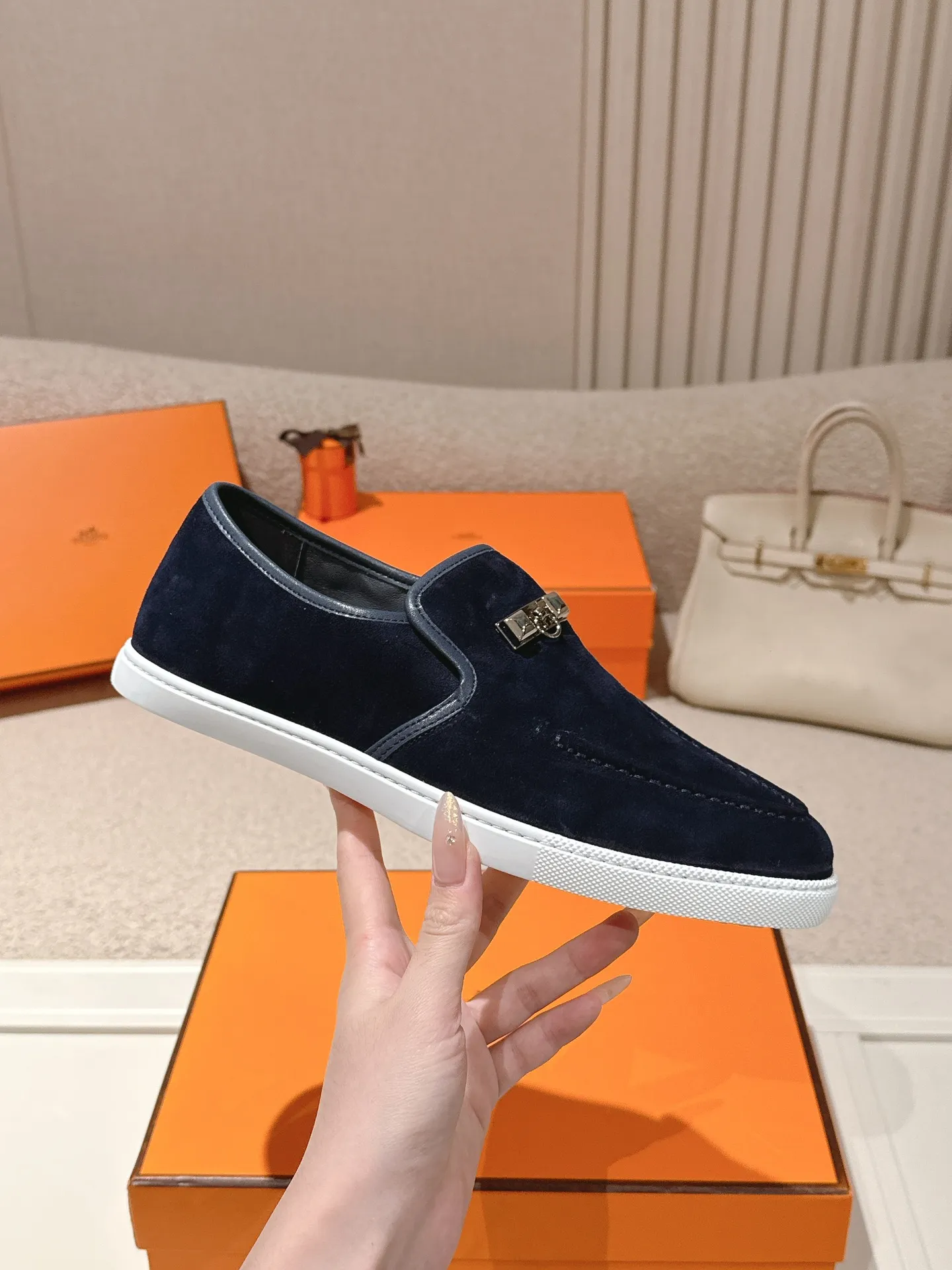 Men's Men's Shoes 600💰 Hermes# Couple Studded Loafers Calfskin and suede goatskin lace-up free sneakers with signature "H" detail. The design is simple and smooth, creating a fashionable urban look. It is comfortable and versatile. H family classics are not outdated, and the delivery counter is exquisitely packaged🛍📦 Fabric: Original customized imported first-layer cowhide/cow down Lining: Imported soft sheepskin Sole: Original open-molded anti-slip TPU material Size: 35-45